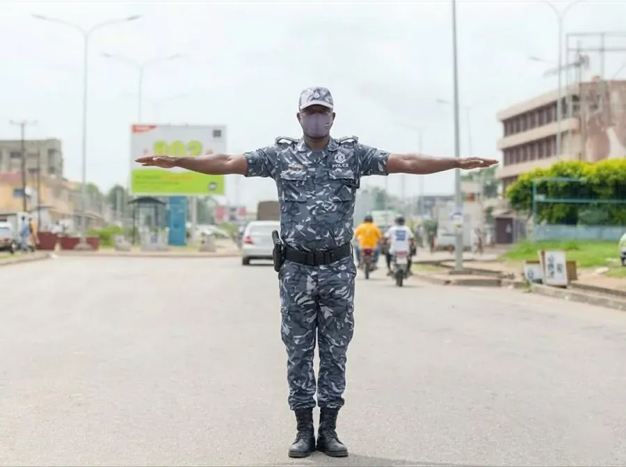 Photographie d'un agent réglant la circulation à Cotonou, posée comme question d'examen